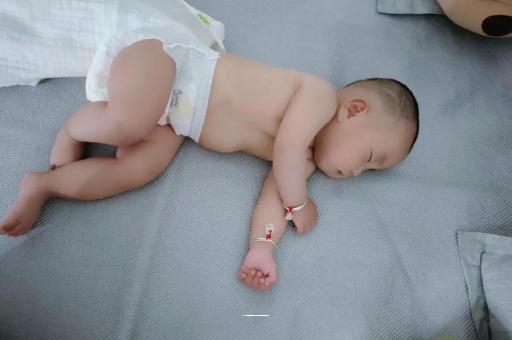 阿拉尔宝宝拍嗝的正确方法
